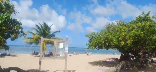 Appartement accueillant près de la plage à Tartane, 80 m² – khách sạn tại La Trinite