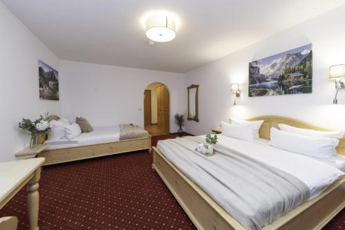 1 king bed, 1 double bed