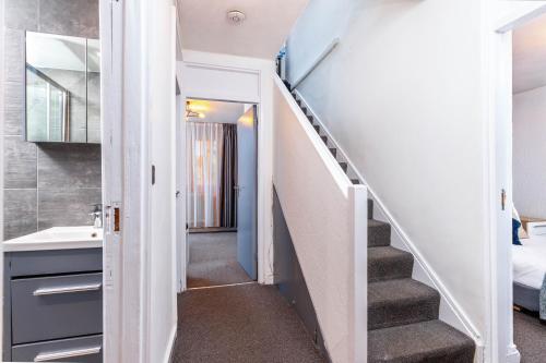 Spacious and Modern 4 Bed Apartment next to Borough Station - image 36