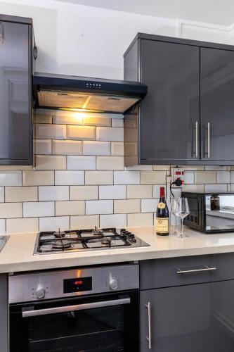 Spacious and Modern 4 Bed Apartment next to Borough Station - image 25