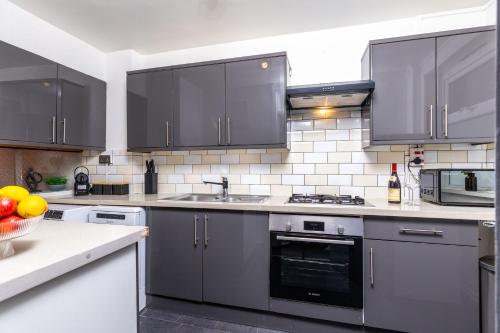 Spacious and Modern 4 Bed Apartment next to Borough Station - image 28