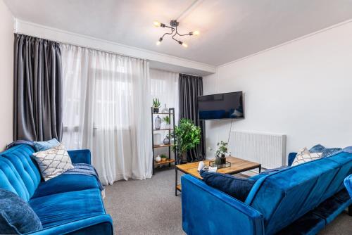 Spacious and Modern 4 Bed Apartment next to Borough Station, Londyn
