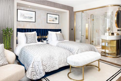 The Maestro Hotel Room Type - Deluxe Twin Room with City View