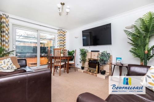 Facilities, LITTLE GEM by BOURNECOAST - A Spacious Bungalow with a HOT TUB in the Garden - HB10694 in Boscombe East