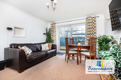 Facilities, LITTLE GEM by BOURNECOAST - A Spacious Bungalow with a HOT TUB in the Garden - HB10694 in Boscombe East