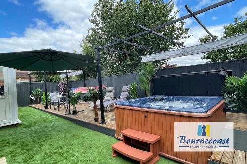 Garden, LITTLE GEM by BOURNECOAST - A Spacious Bungalow with a HOT TUB in the Garden - HB10694 in Boscombe East
