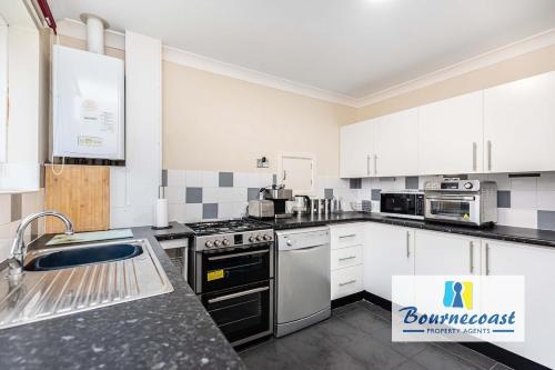 LITTLE GEM by BOURNECOAST - A Spacious Bungalow with a HOT TUB in the Garden - HB10694 in Boscombe East