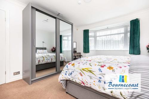 LITTLE GEM by BOURNECOAST - A Spacious Bungalow with a HOT TUB in the Garden - HB10694 in Boscombe East