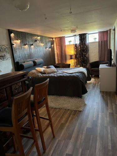 Mysigt rum med hotellkänsla och solig uteplats