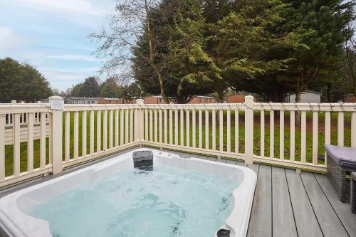 Elegant Lodge with Hot Tub - Laytham