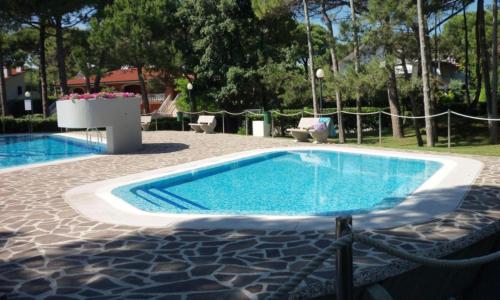  Coastal flat with shared pool in Lignano Sabbiadoro