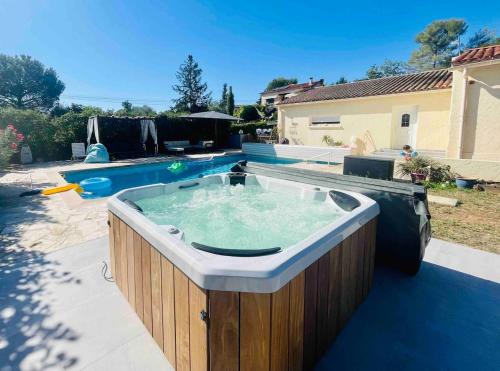 Villa Provençale 10 pers, Piscine Chauffée, Spa Jacuzzi, 20 min Cannes-Nice