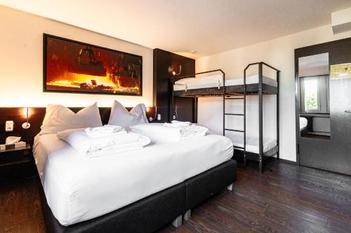 1 double bed, 2 bunk beds