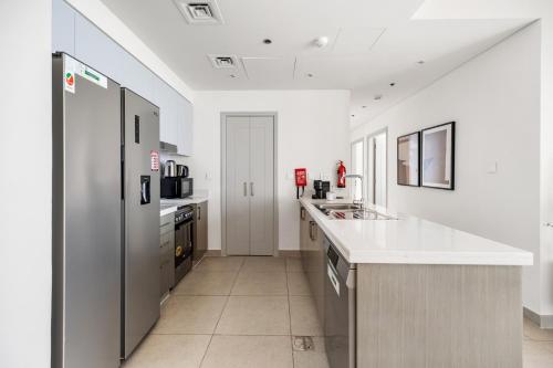 Allsopp & Allsopp - 2-Bedroom Apartment with Panoramic Sea View in Forte Tower 1 Downtown - image 9