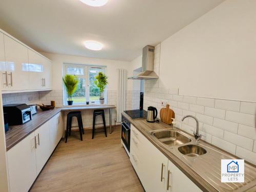 Kitchen, South Liverpool Stylish Stay Near Woolton & Gateacre in Halewood