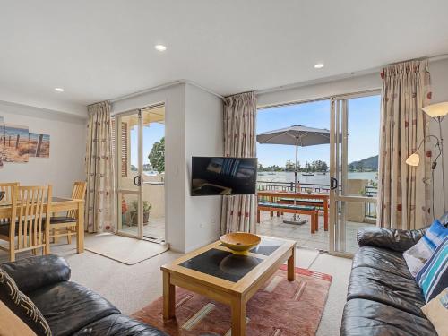 נוף חוץ, Waterfront Bliss - Tairua Holiday Home in טאירואה