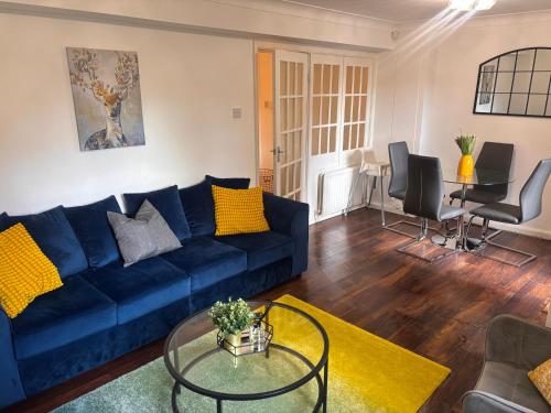 Spacious 3-bed apartment close to Birmingham City with free parking with Netflix contractor stays welcome, Бирмингем
