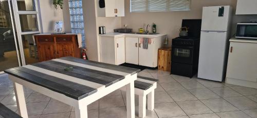 Kitchen, Casa en Gregg -Exquisite 2-bedroom self catering unit - 1 car parking space in Stirling