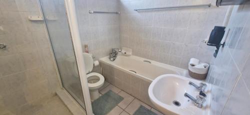Bathroom, Casa en Gregg -Exquisite 2-bedroom self catering unit - 1 car parking space in Stirling