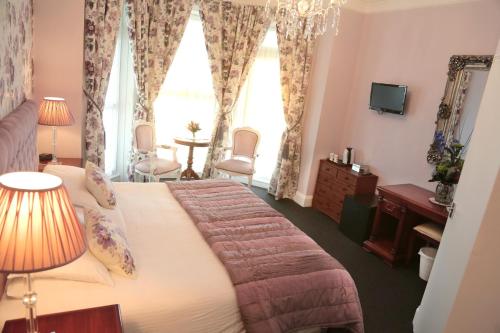 Standard Double or Twin Room with Corner Sea View