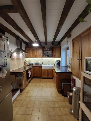 virtuve, Grande maison 15 pers avec piscine privée, salle de jeux, jardin clôturé, proche Lac de Paladru (Grande maison 15 pers avec piscine privee, salle de jeux, jardin cloture, proche Lac de Paladru) in Saint-Geoire-en-Valdaine