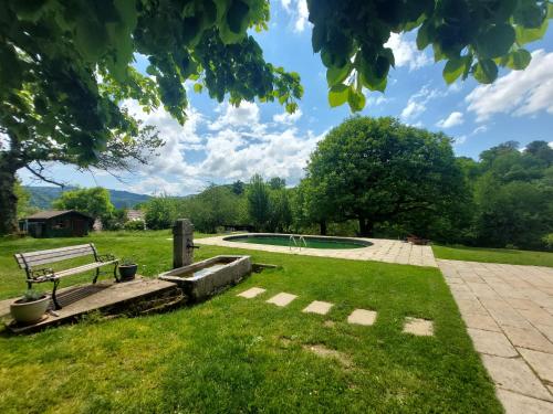 Dārzs, Grande maison 15 pers avec piscine privée, salle de jeux, jardin clôturé, proche Lac de Paladru (Grande maison 15 pers avec piscine privee, salle de jeux, jardin cloture, proche Lac de Paladru) in Saint-Geoire-en-Valdaine