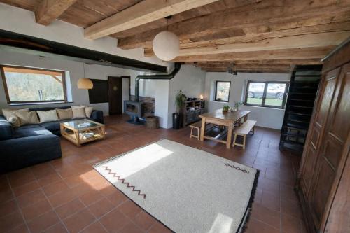 Grande maison 15 pers avec piscine privée, salle de jeux, jardin clôturé, proche Lac de Paladru (Grande maison 15 pers avec piscine privee, salle de jeux, jardin cloture, proche Lac de Paladru) in Saint-Geoire-en-Valdaine