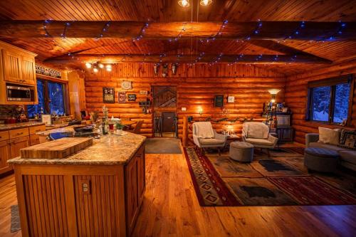 Luxe Spa Cabin: Hot Tub + Sauna + Fire in Delafield