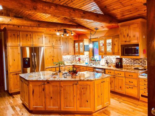 Luxe Spa Cabin: Hot Tub + Sauna + Fire in Delafield