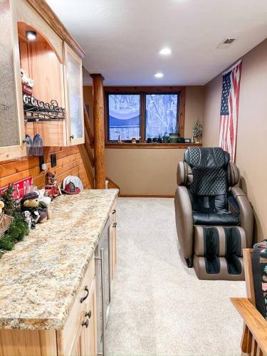 Luxe Spa Cabin: Hot Tub + Sauna + Fire in Delafield