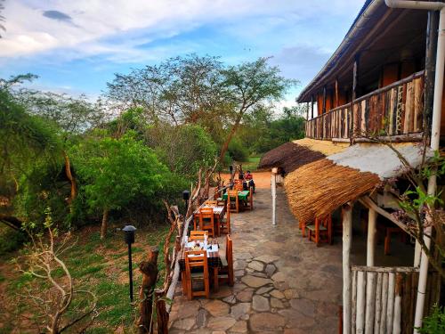 zahrada, Hornbill Bush Lodge in Paraa