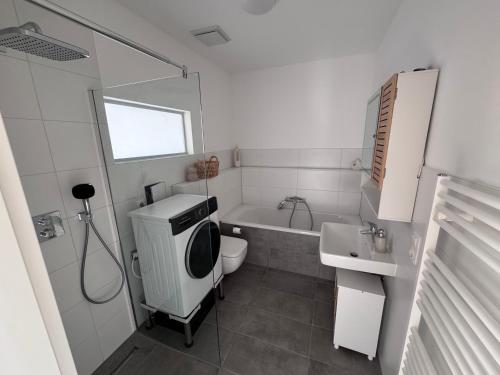 浴室, Ferienzentrum Neubrück '3 Zimmer Apartment mit Seeblick' (Ferienzentrum Neubruck '3 Zimmer Apartment mit Seeblick') in 大克里斯