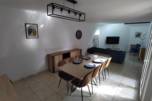 Bright house with terrace and garden - Caen in 埃魯維爾聖克萊