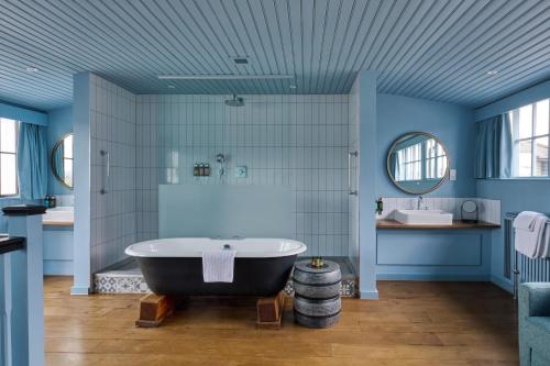 room detail thumbnail 2