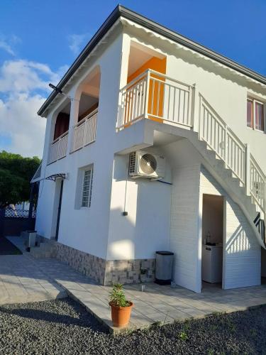 Charmante maison avec piscine partagée à Les Abymes (Charmante maison avec piscine partagee a Les Abymes) in Les Abymes