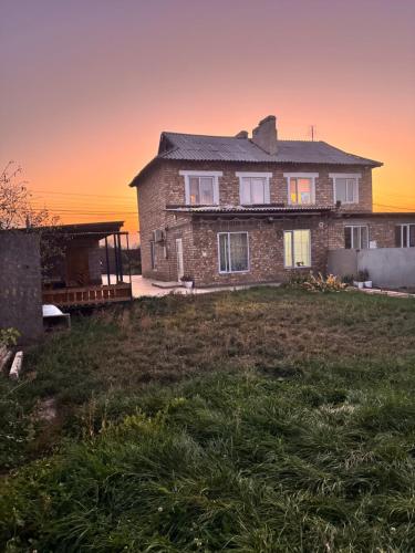 Burana in Rot-Front