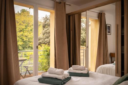 Villa Pierre Blanche le calme a 5mn du centre ville in Caremeau