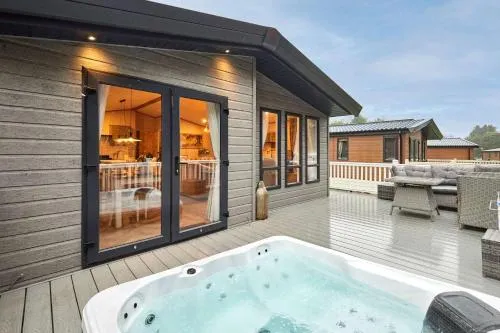 Peace Lodge with Hot Tub photo 2