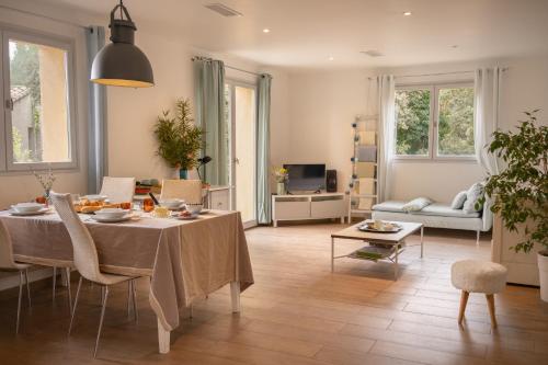Villa Pierre Blanche le calme a 5mn du centre ville in Caremeau