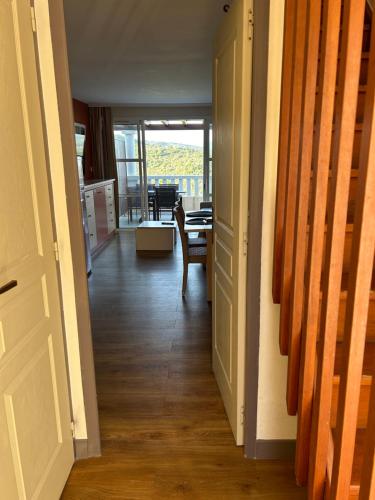 Cap Esterel - Duplex avec 2 terrasses dont une tropezienne, piscines et loisirs in Saint-Raphael