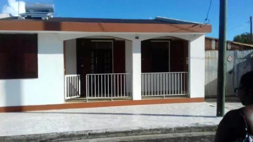 Maison accueillante à Le Moule avec terrasse et jardin - image 3