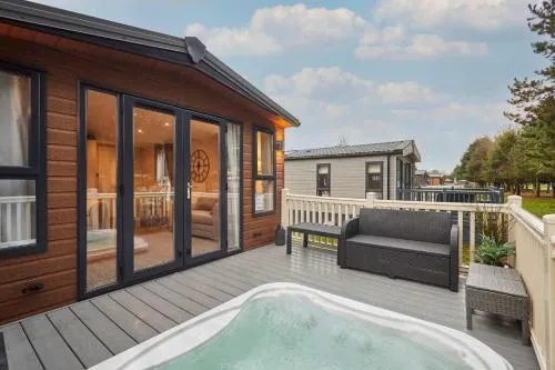 Woodpark Lodge with Hot Tub photo 2
