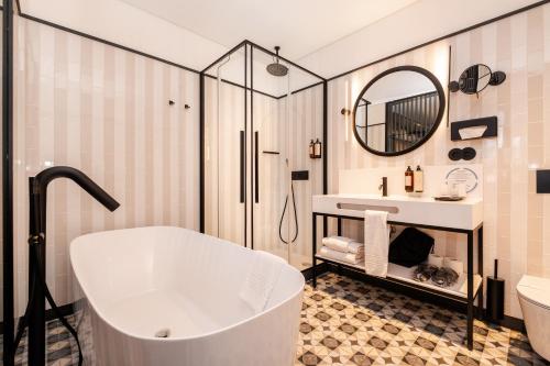 room detail thumbnail 2