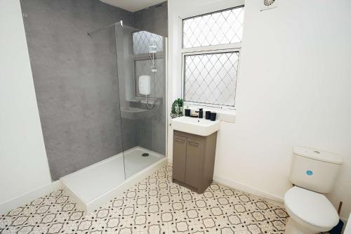 淋浴間, Cosy Maisonette in Worksop for Workers or Families in 沃克索普市中心