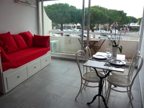 Studio rénové pour 2 avec clim à 100m de la plage - FR-1-731-105