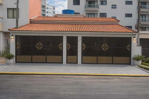 Casa a 2 minutos, a pé, da praia - até 16 pessoas – khách sạn tại Vila Caiçara