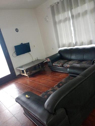 Suite casal simples com casa compartilhada in Guaruja