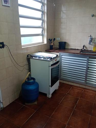 Suite casal simples com casa compartilhada in Guaruja