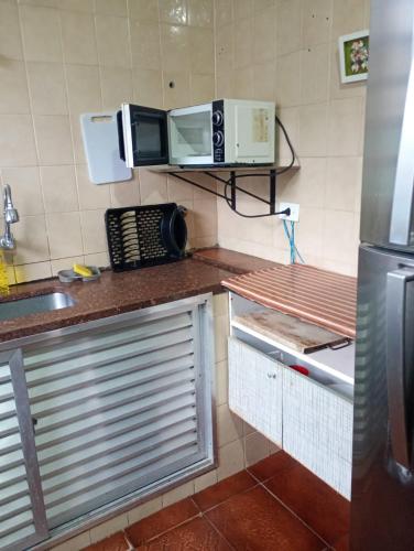 Suite casal simples com casa compartilhada in Guaruja