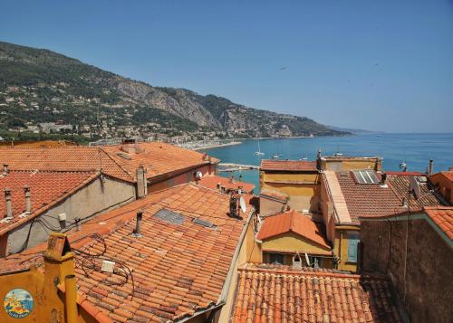 Au Nid d'Azur, heart of iconic old town with sea view